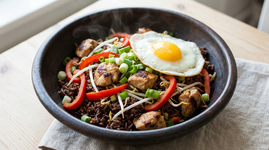 Gezonde nasi goreng met kipfilet en verse groenten in een kom