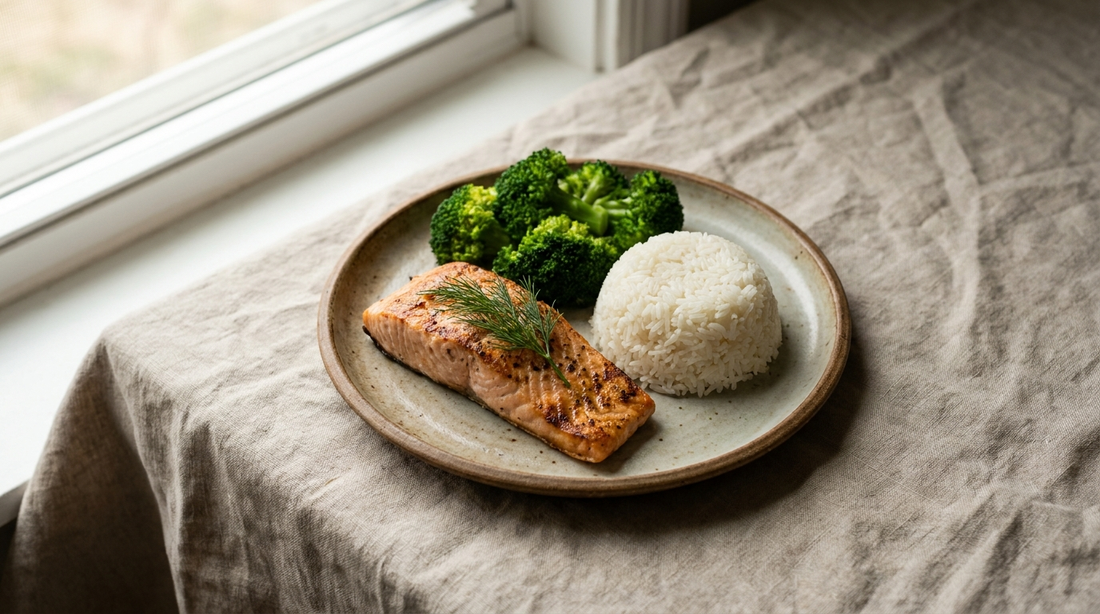 Kleine eiwitrijke maaltijd met zalm, broccoli en rijst op een bord
